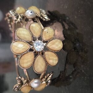 Elegant Gold Floral Bracelet with Pearls